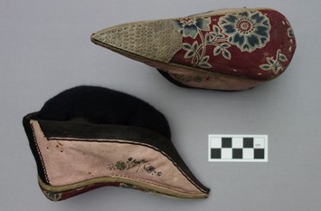 Pair of Shandong-style lotus shoes from north-eastern China (early 20th century; TRC 2013.0049a-b).