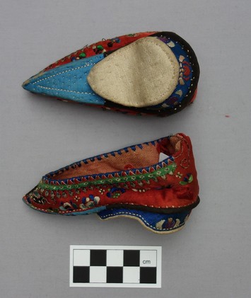Pair of wedding lotus shoes in the southern Chinese style (early 20th century; TRC 2013.0057a-b).  