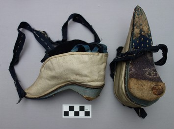 Pair of white, mourning lotus shoes with no decoration (late 19th century; TRC 2013.0058a-b).