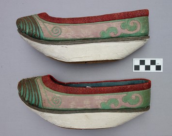 Pair of Manchu &lsquo;flower bowl&rsquo; shoes worn in imitation of Han lotus shoes, c. 1910 (TRC 2013.0062).