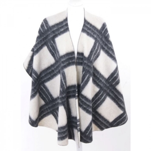 Women's shawl made from flausch.