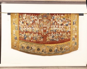 Daoist gown, embroidered with the images of 350 deities and immortals. China, (late) 17th century.