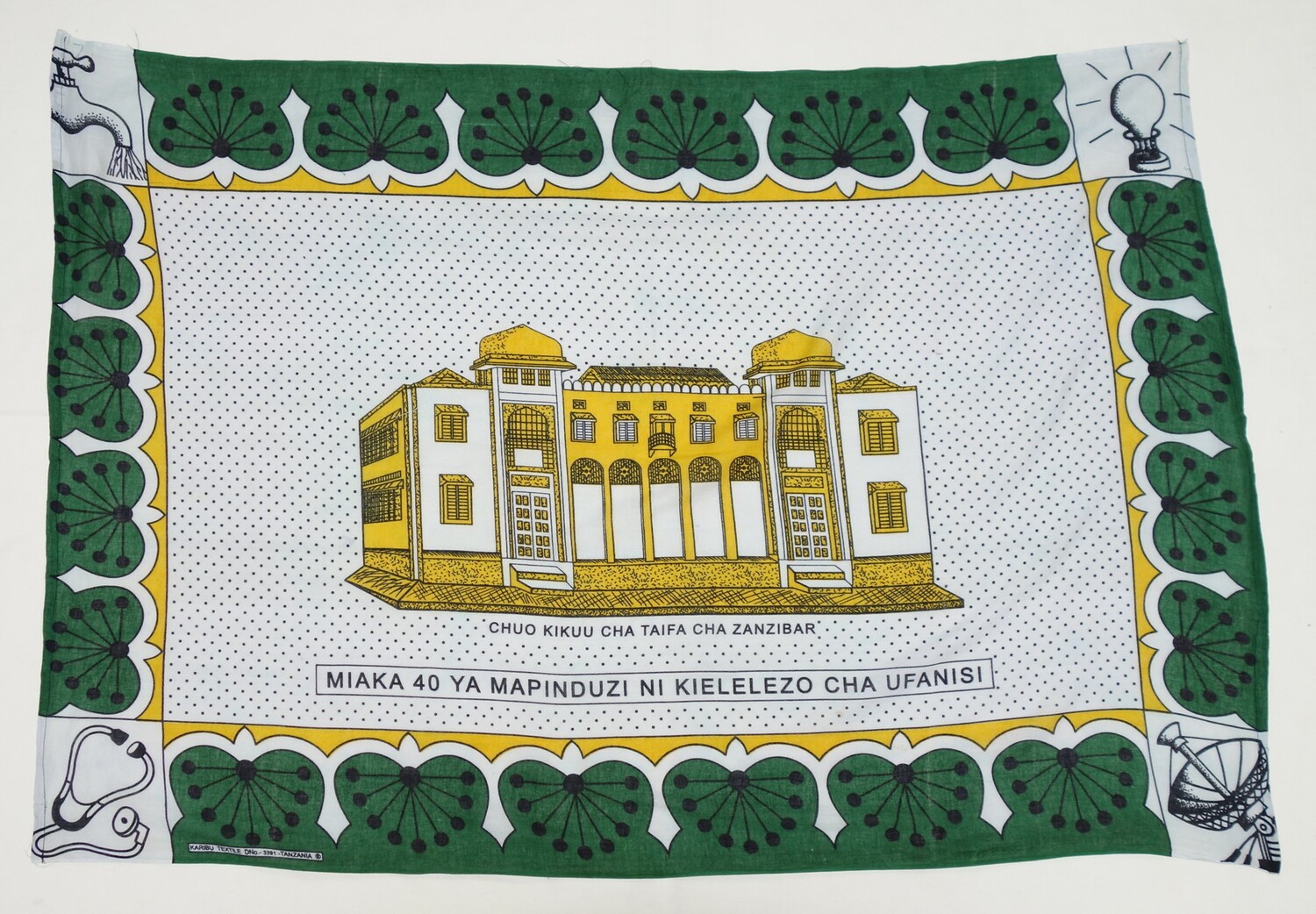 Kanga from Zanzibar, 2004 (TRC 2004.0148). The text states: MIAKA 40 YA MAPINDUZI NI KIELELEZO CHA UFANISI (translation: "Forty years of revolution is a sign of success.").