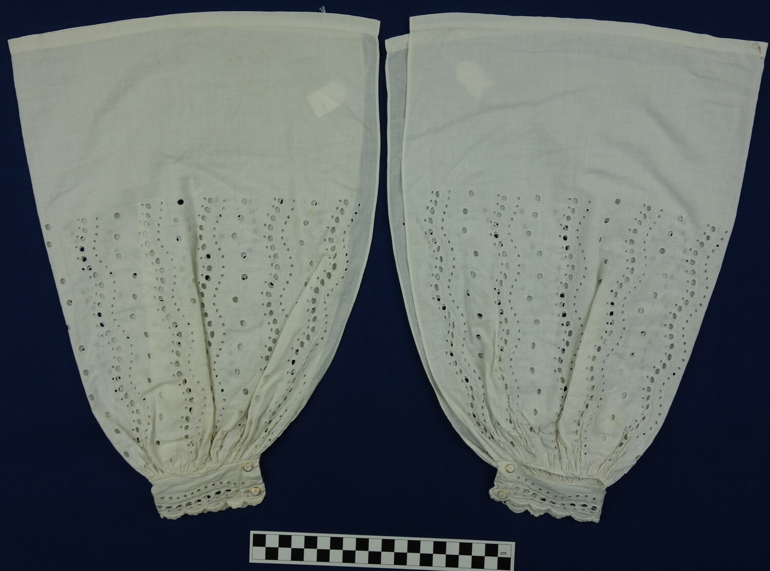 Pair of engageantes, the Netherlands, mid-19th century (TRC 2006.0132a b).