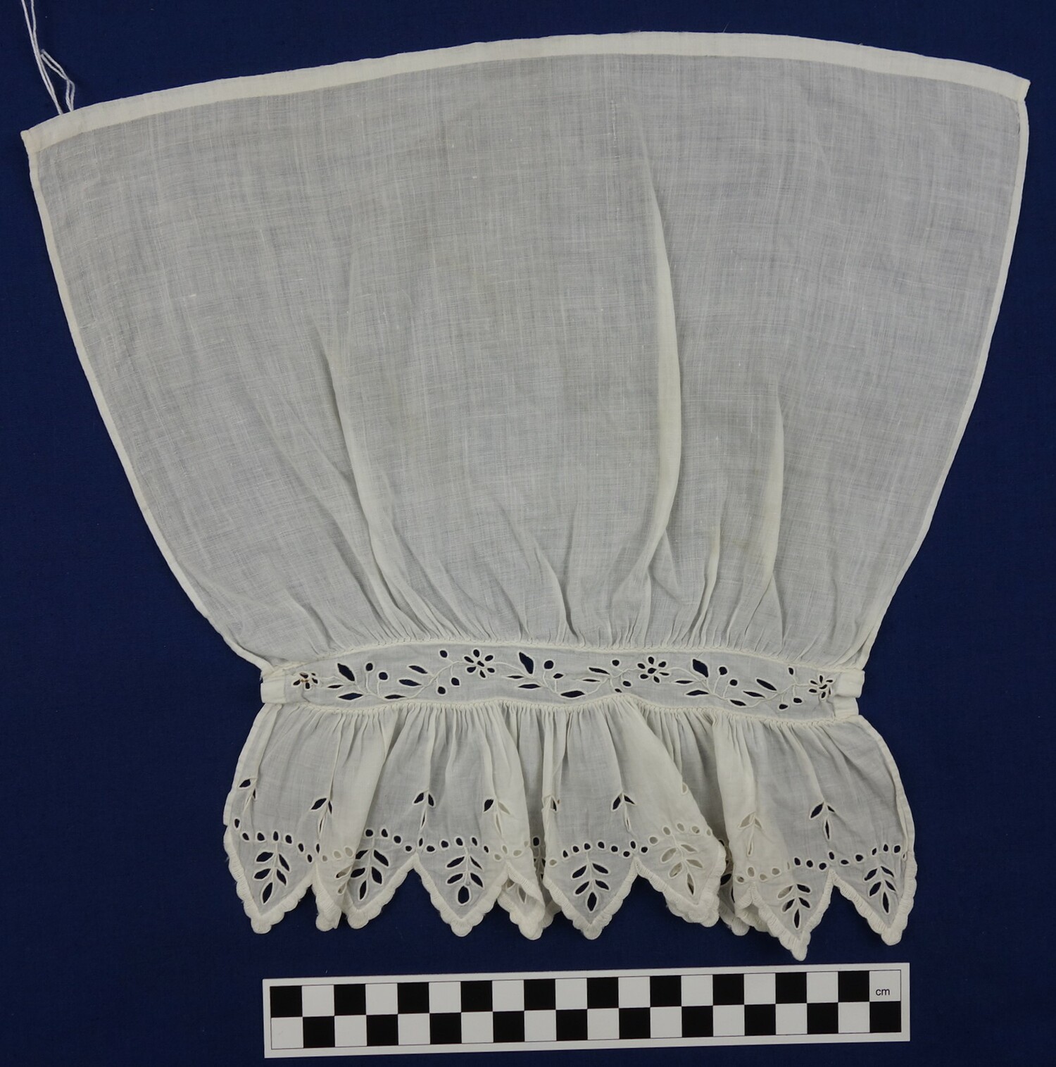 Detachable sleeve decorated with broderie anglaise, handmade, c. 1850, the Netherlands (TRC 2006.0134).