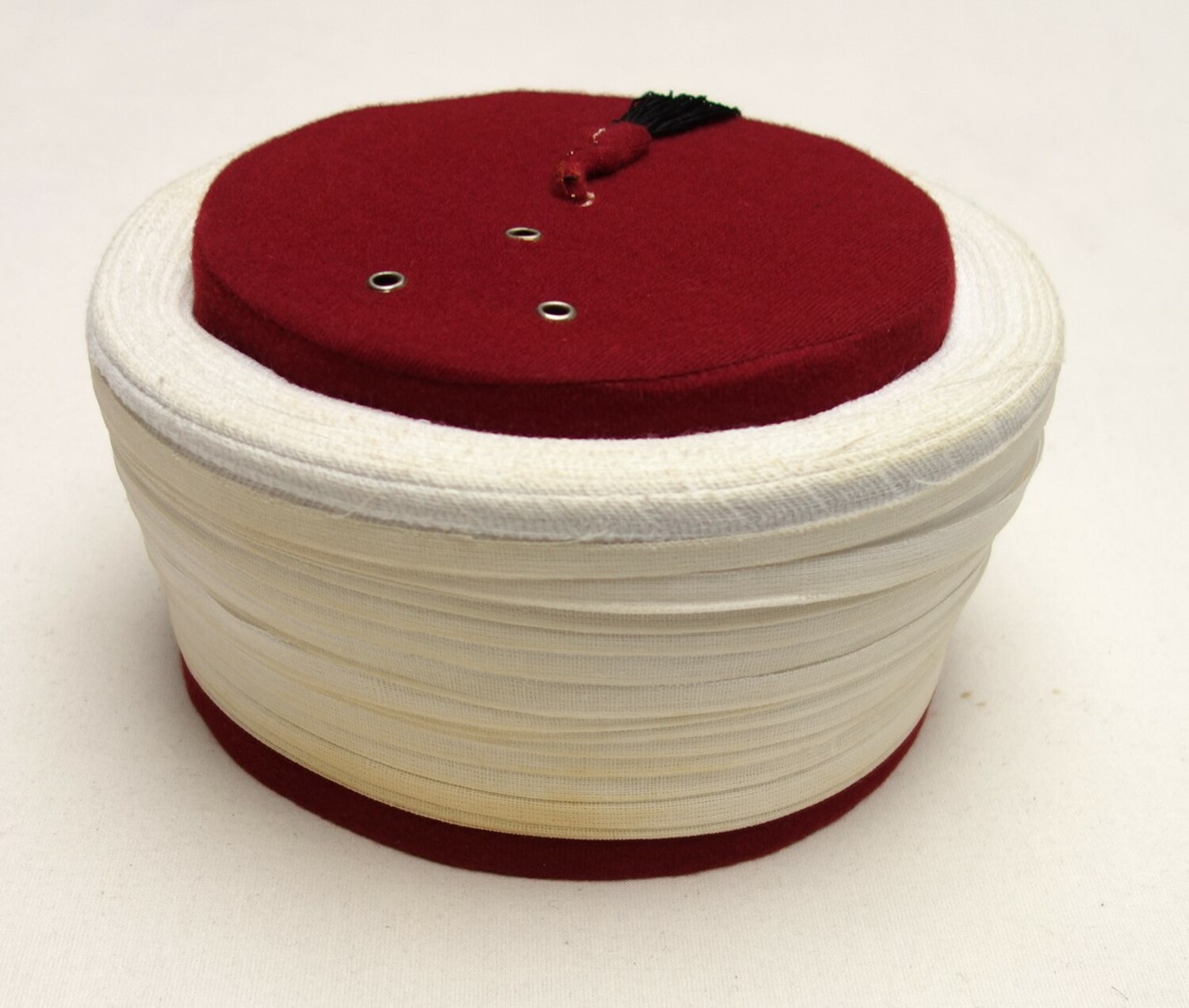 Head covering of the first imam of the first (Turkish) mosque in Leiden, 1970s (TRC 2007.0275b).