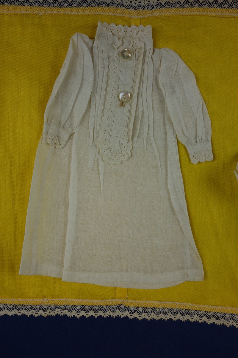 Part of a sampler ('Pronkstuk') made in 1909 by Cato de Keijzer (TRC 2014.0938). The sampler is more than seven metres long. The nightdress is a miniature garment stitched onto the sampler.