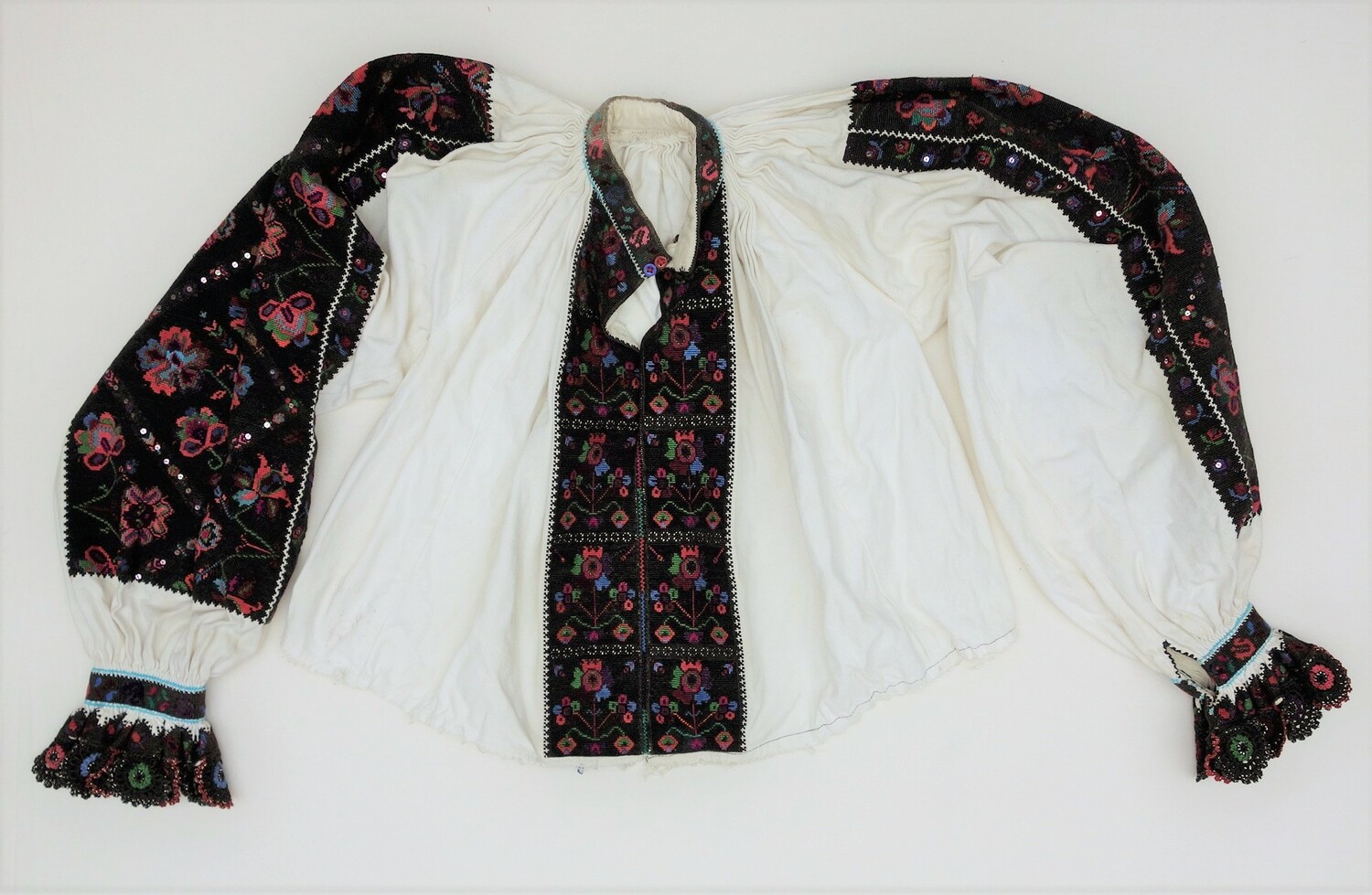 Hand embroidered, cotton blouse, from the Pădureni region (Hunedoara county) in Romania (TRC 2018.0323).