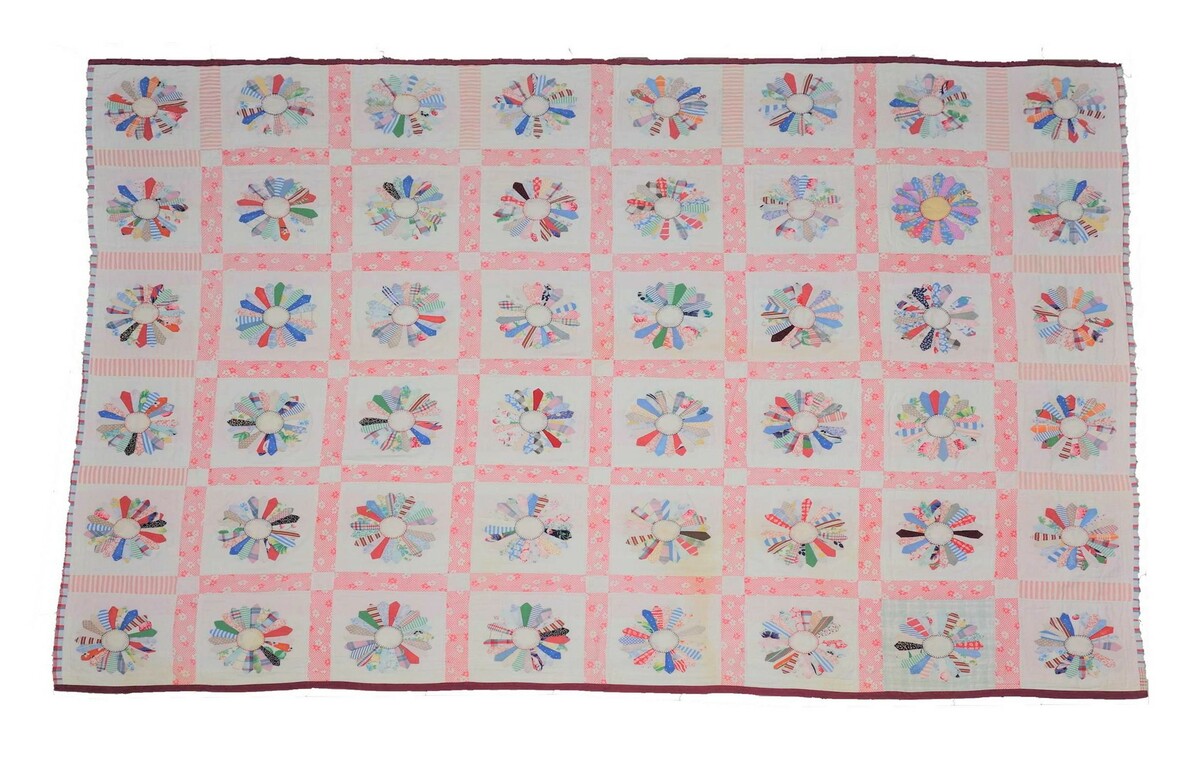 A Dresden Plate quilt from the mid-1930s, USA (TRC 2018.2629).