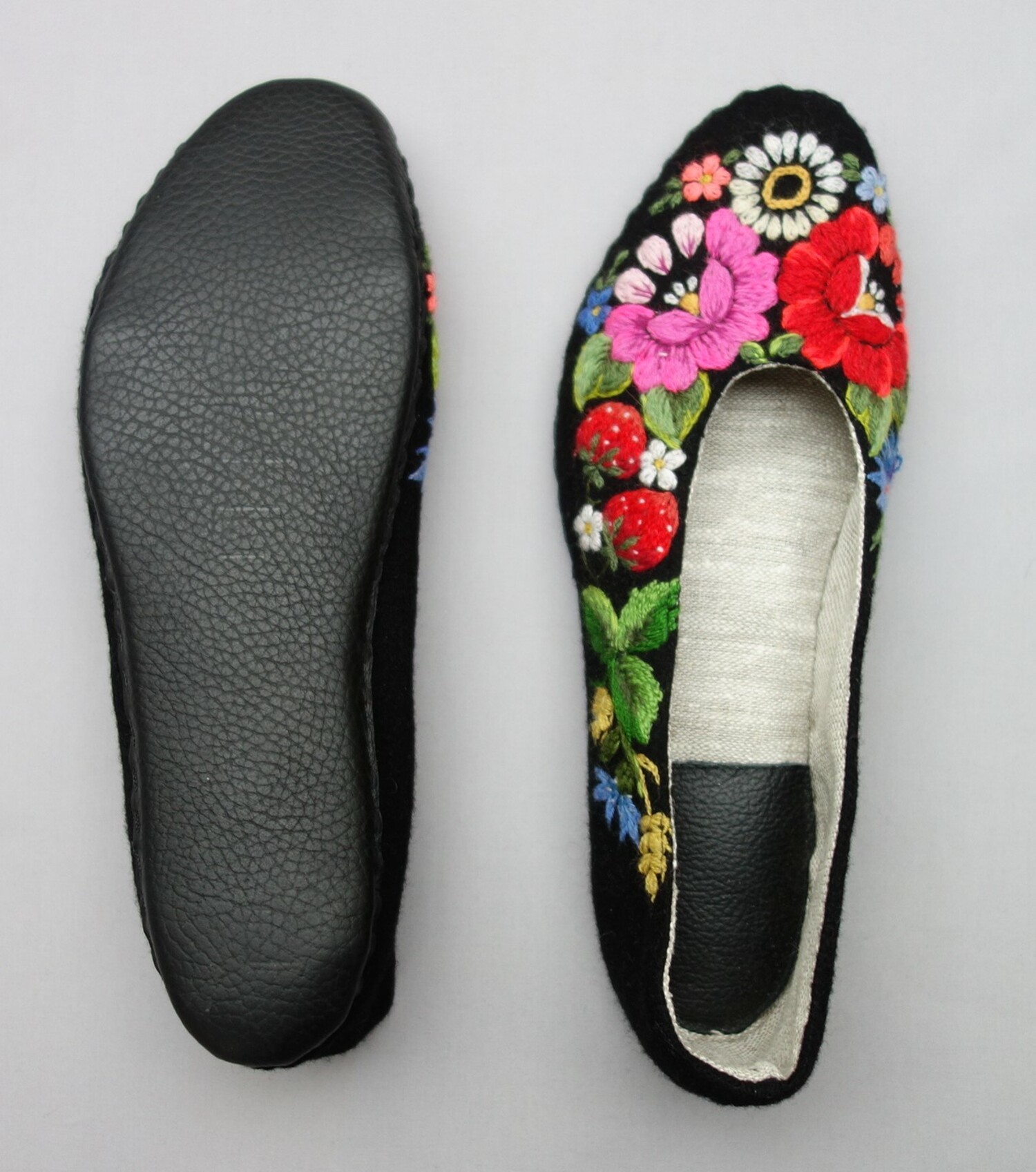 Pair of Muhu Pätid shoes, Estonia, early 21st century (TRC 2020.0011a-b).