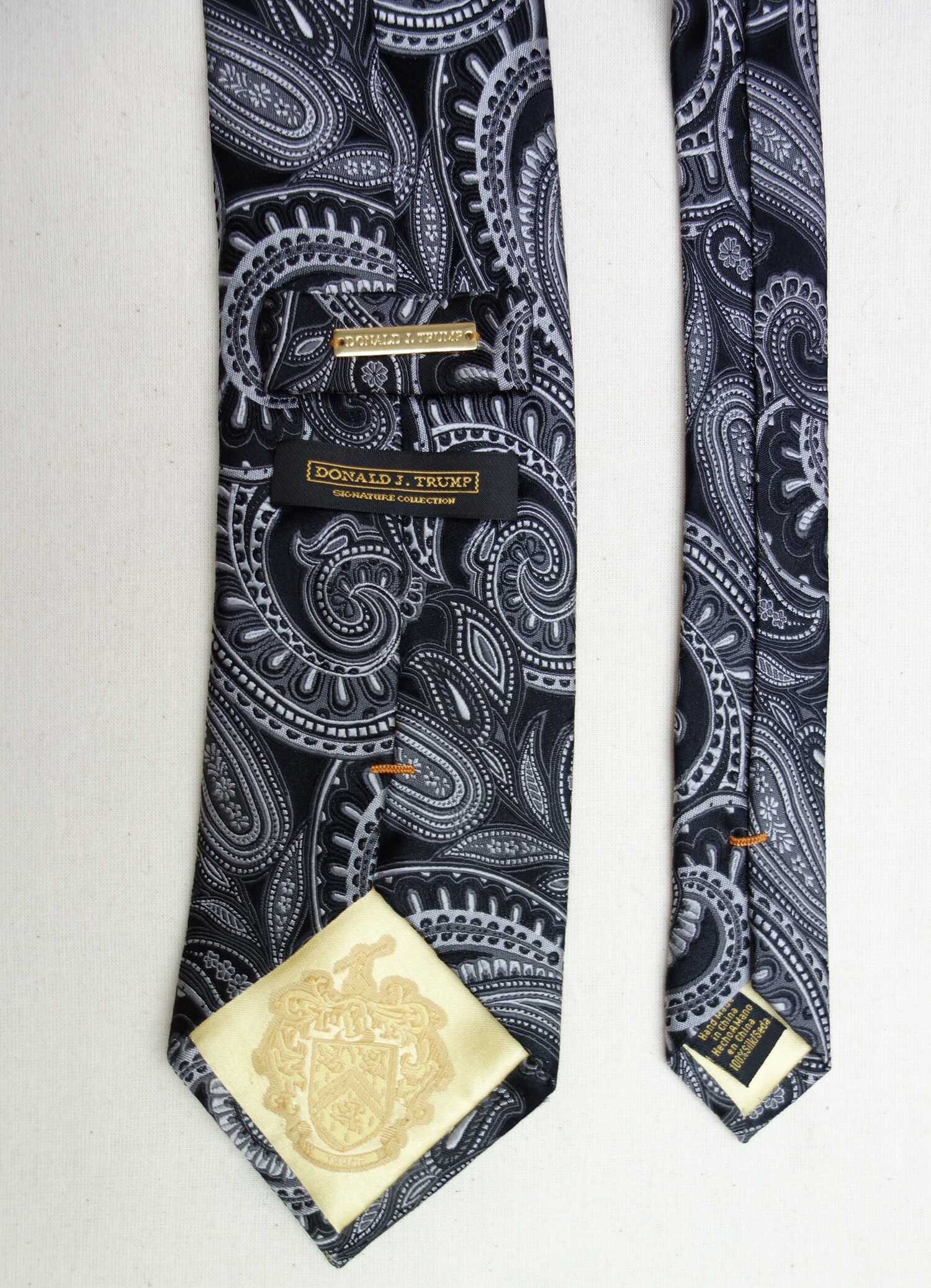 Man's tie from the Donald J. Trump Signature Collection, produced in China (TRC 2020.0395). This tie is not only of interest because it was produced in China to officially support (President) Trump, it also is decorated with the paisley motif. This motif is named after the Scottish town of Paisley where it was produced since the early 19th century. The motif originates from Iran/India where it is generally known as the buteh motif.