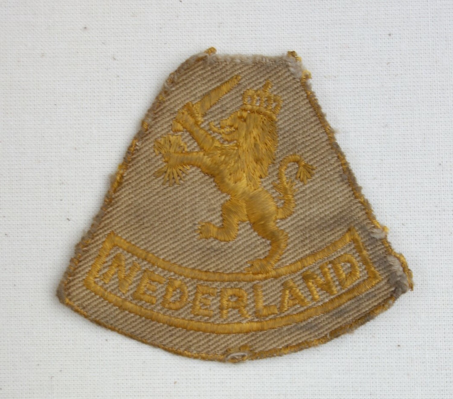 Badge of the Prinses Irena Brigade, which was set up in 1941 in the UK for mainly Dutch military fighting Nazi Germany (TRC 2020.0476). The badge displays the Dutch rampant lion.
