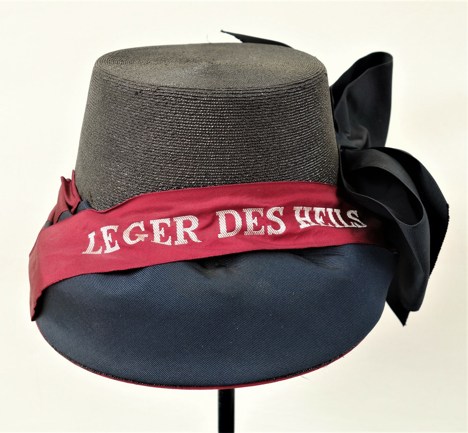 Bonnet for a woman of the Salvation Army, the Netherlands, 20th century (TRC 2020.3332a).