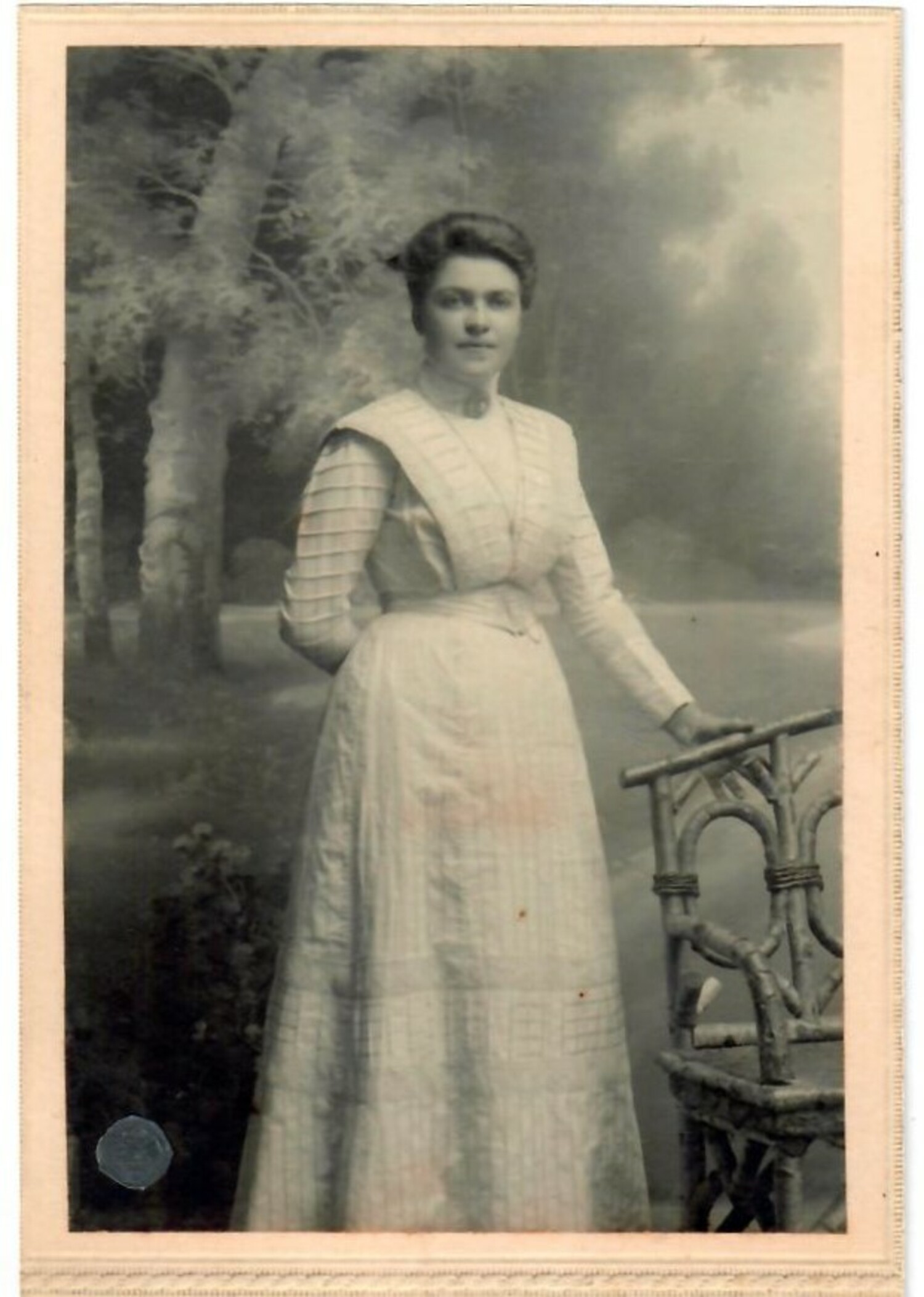 Photograph dated c. 1914 of Anna Berendina Bennink (1890-1918) (TRC 2020.3535b), who made the 'pronkrol' (TRC 2020.3535a) and sadly died in the Spanish Flu pandemic of 1918-1919.