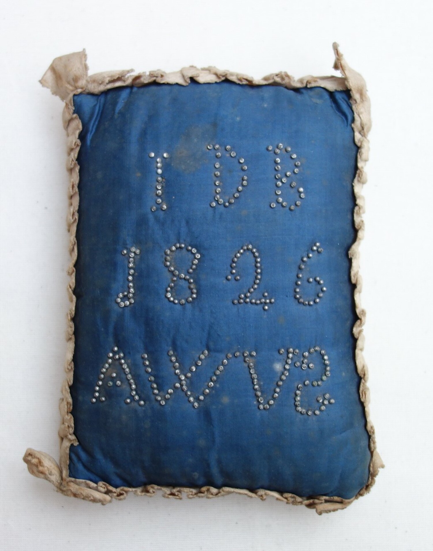 Pin cushion ('bakerkussen'?) from 1826, the Netherlands, with the initials and date: IDB 1826 AWVS (TRC 2020.4732a).