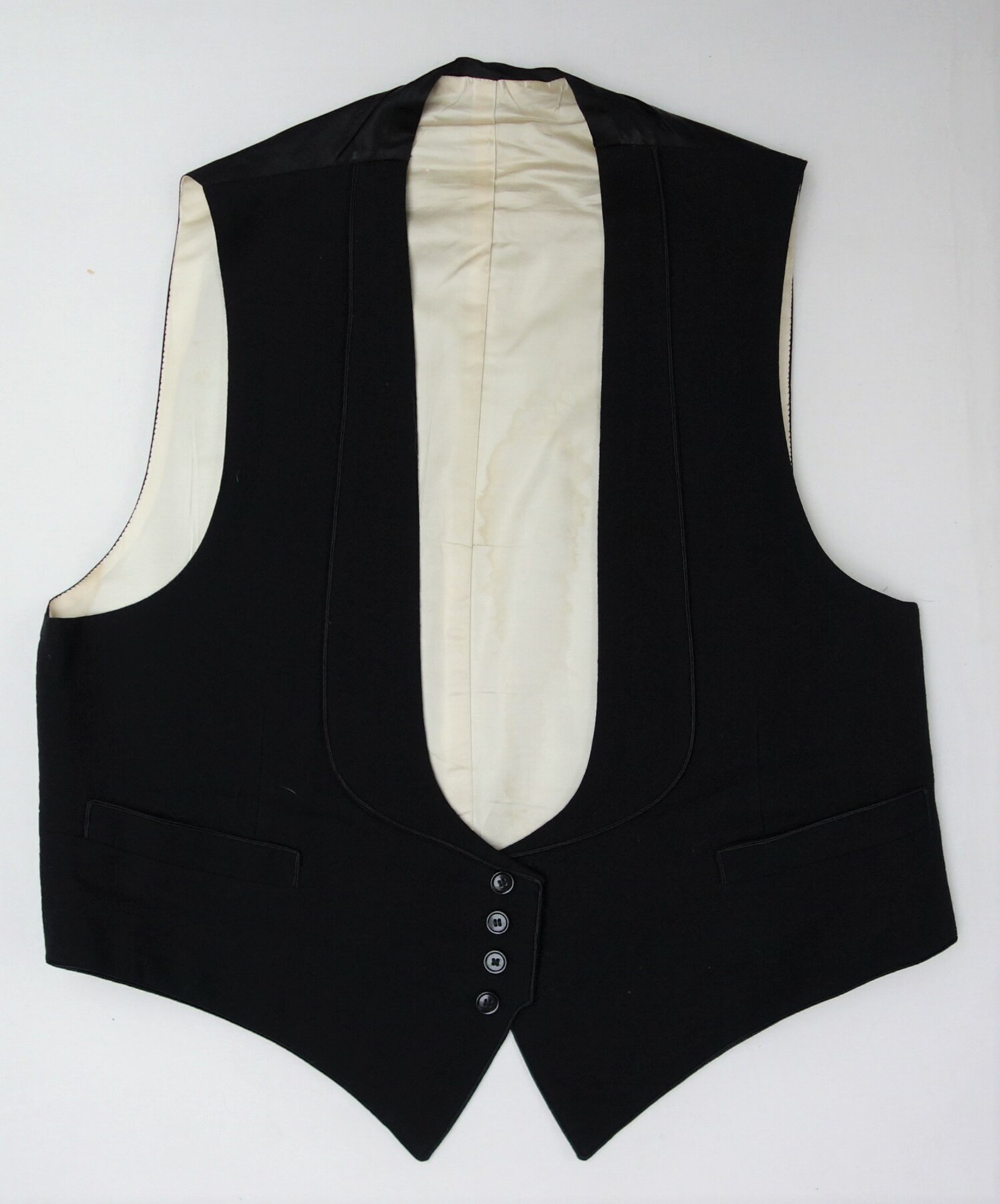 Waistcoat, Maison R. Cumberland, Paris, dated 16 May 1935 (TRC 2021.3360b). The label indicates the waistcoat was made for Mr C.A. Wiessing.