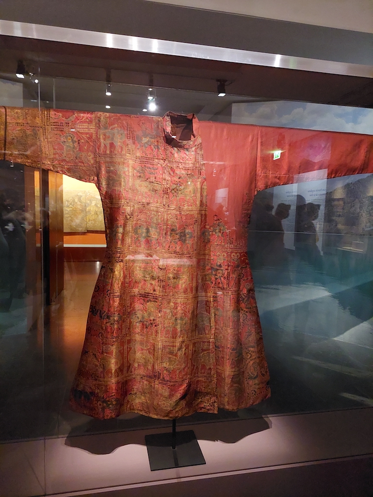 Kaftan in Sogdian style, found in Central Asia, dated to 8th-9th centuries CE. From the Musée Guimet exhibition.