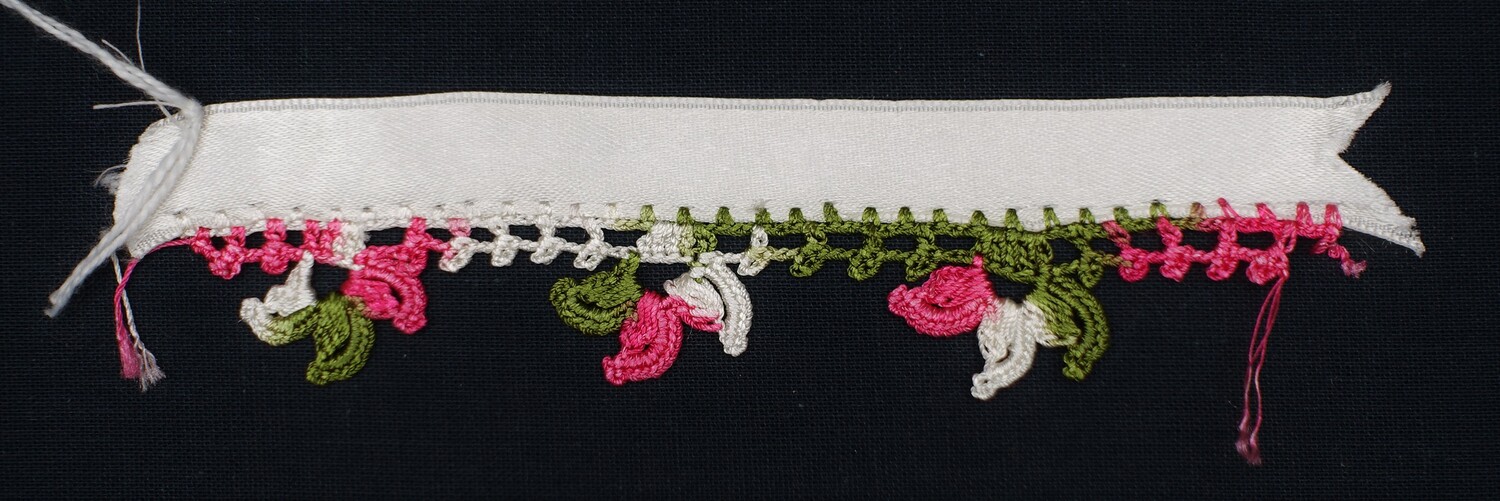 Sample of oya edging, crochet work, Turkey, early 21st century (TRC 2022.0053).