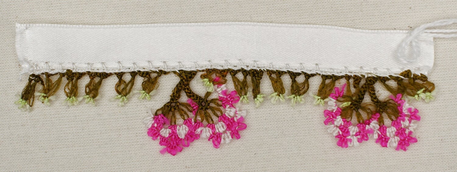 Sample of oya edging, needlelace, Turkey, early 21st century (TRC 2022.0066).