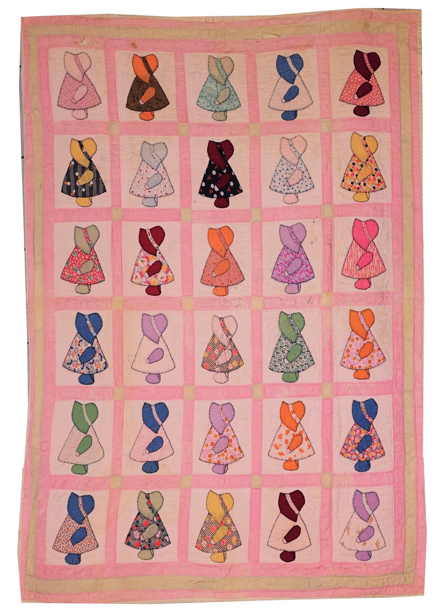 Large quilt with a top made up of pale pink blocks with appliqué figures of 'Sunbonnet Sue' in various materials. USA, 1930's (TRC 2022.1145).