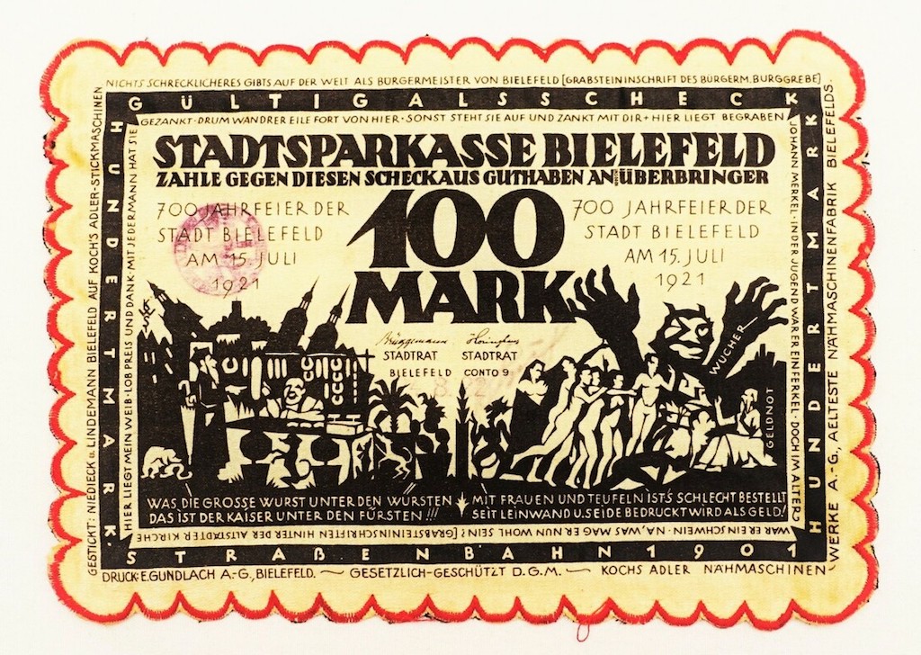 Bankbiljet van textiel, geproduceerd in 1921 door de Stadtsparkasse Bielefeld voor de som van 100 mark  (TRC 2022.2252).