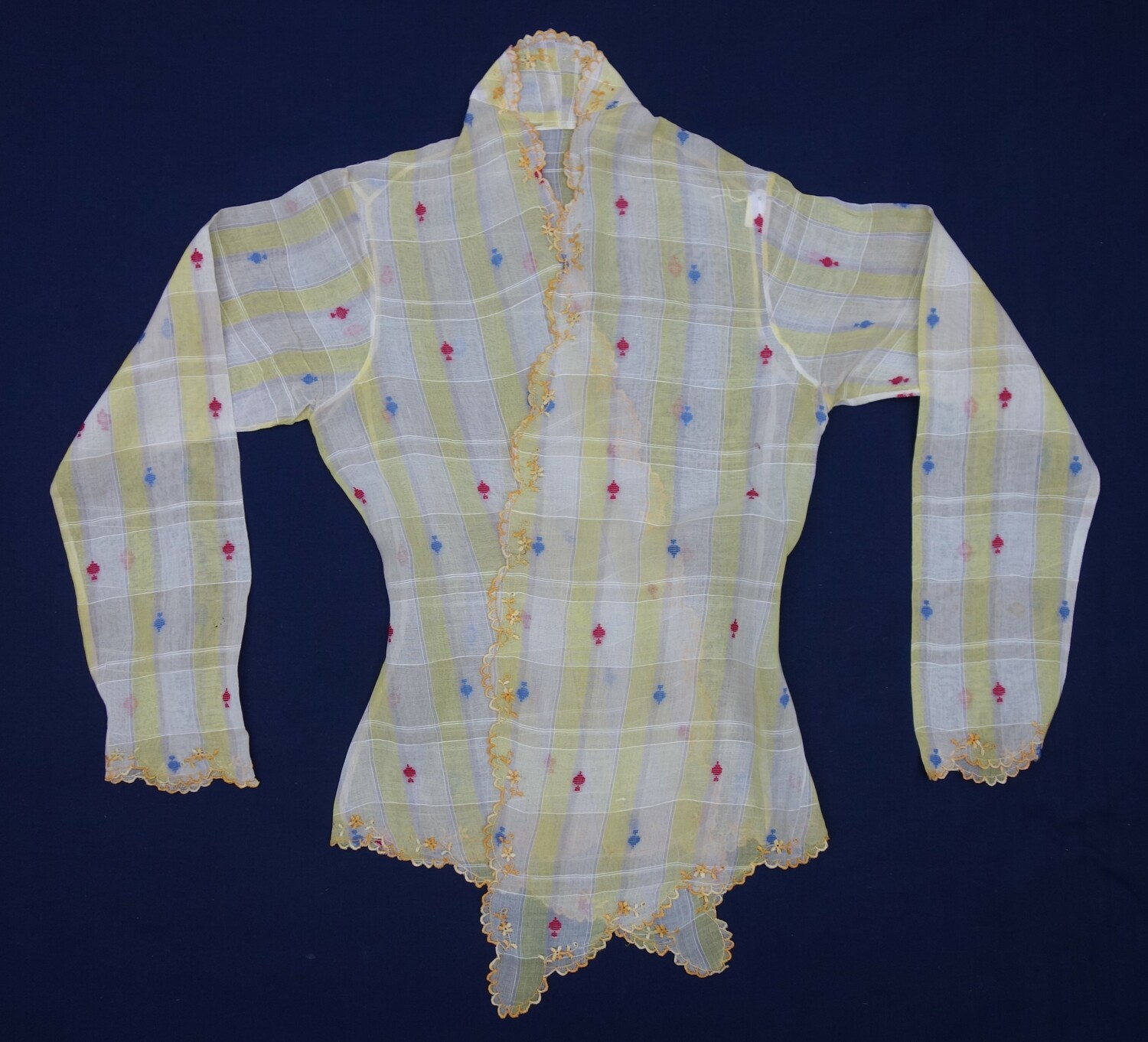 Cotton, kebaya-style blouse from the Dutch Antilles, early 20th century (TRC 2023.0078).