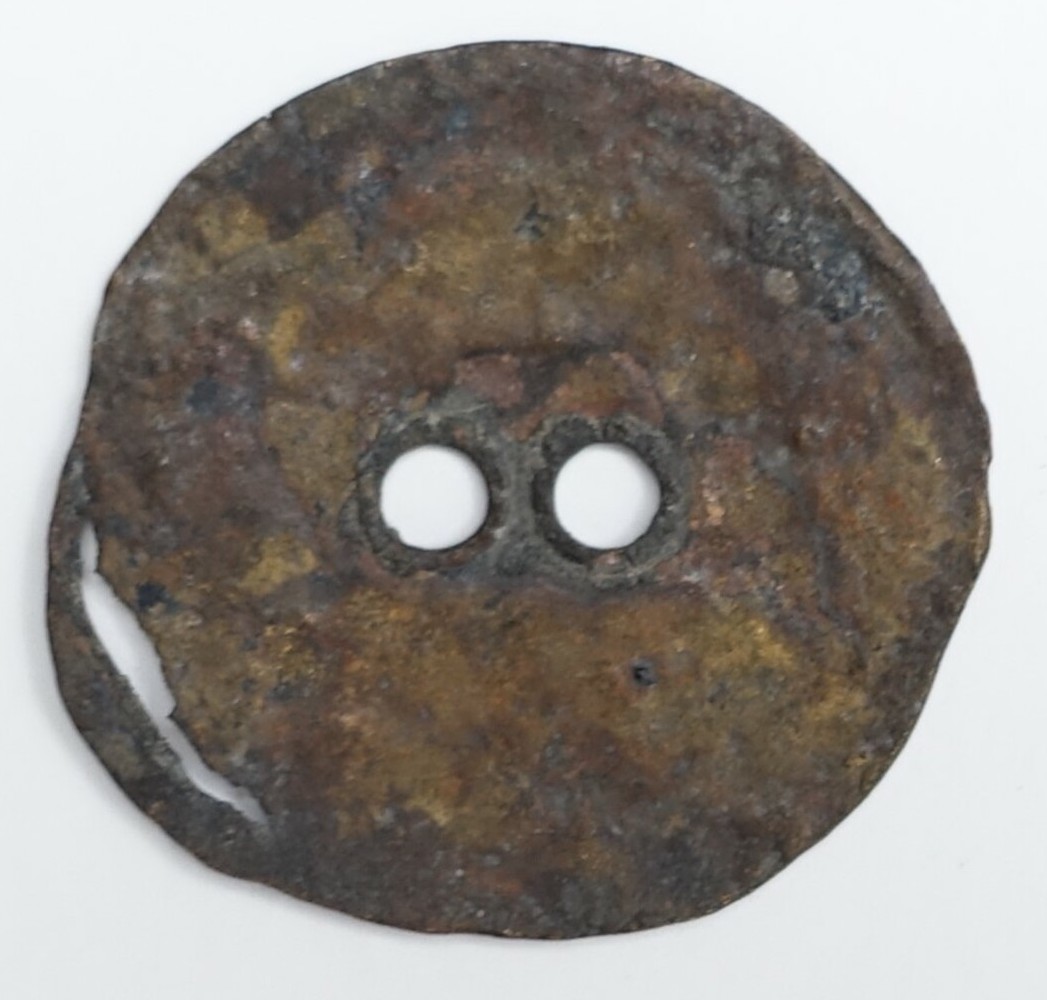 A metal flat sheet button wit two holes. The Netherlands, 20th century (TRC 2024.2674).