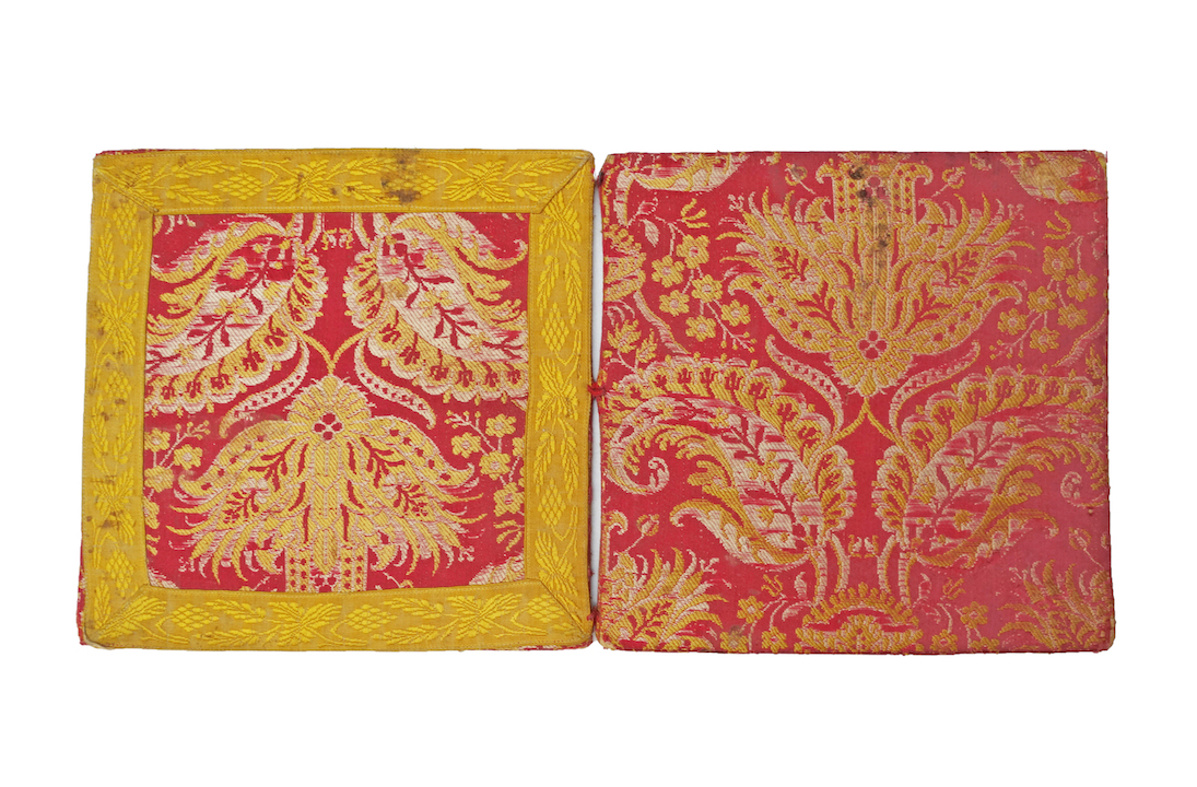 A liturgical burse made from a silk cloth with a woven pattern of paisley (buteh) motifs and other floral forms. Europe, 18th century (TRC 2024.2936).