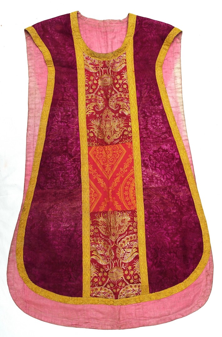 Fiddleback chasuble made from a purple damask cloth with stylised flowers, leaves and stems. Europe, 19th century. Donated by Marjolijn van Scherpenzeel (TRC 2024.3044).