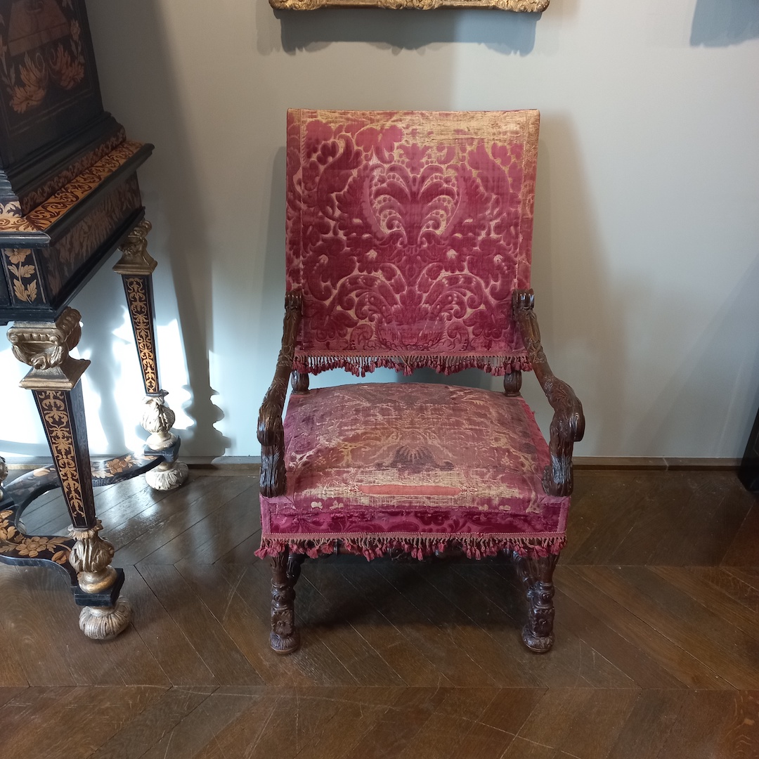 French chair, about 1550. Wooden frame, voided velvet, with cut and uncut silk velvet on a linen ground.