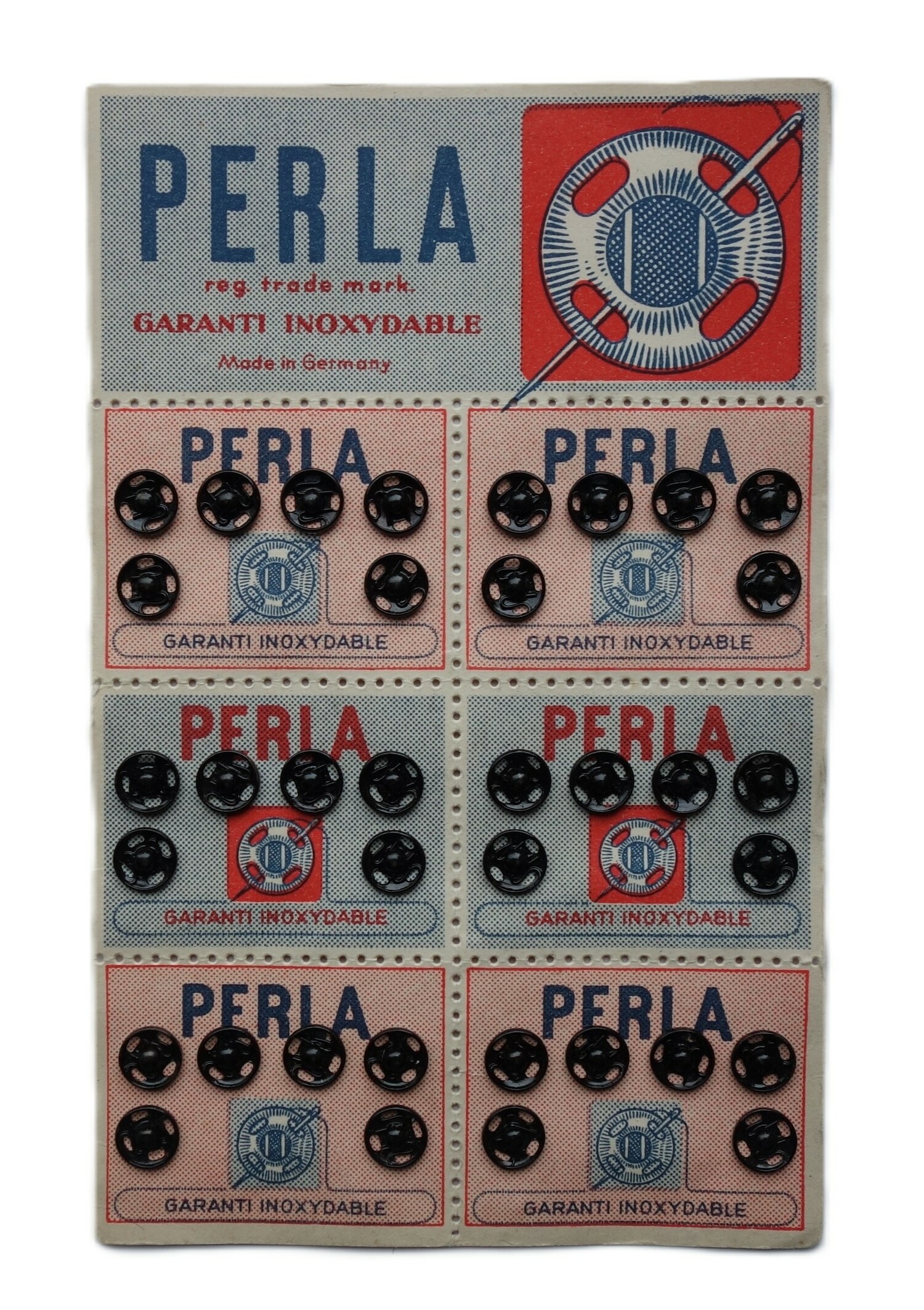 Fig. 3. Card with 6x six black press studs. Germany, early 20th century (TRC 2026.2018).