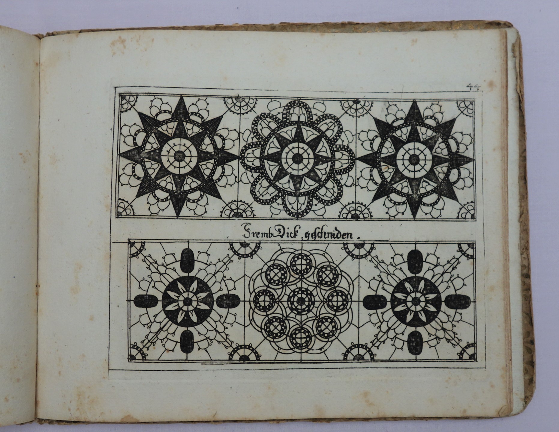 One of the charts in Paulus Fürst's embroidery model book (1666), showing a design suitable for needlelace and/or reticella.
