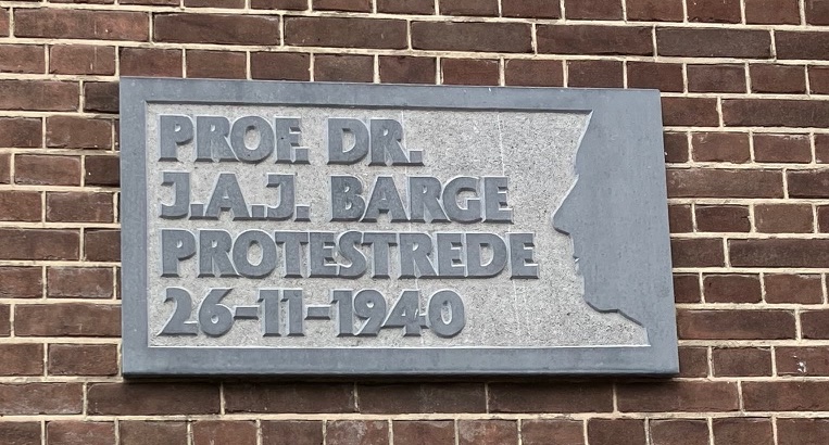 Fig. 12. The plaque attached next to the front door, commemorating Prof. Barge's protest speech, 26 November 1940. Photograph Willem Vogelsang 2026.