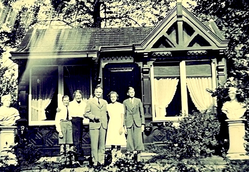 Fig. 8. Photograph taken in August 1939 in front of the garden pavilion in the garden of Looverhof, Anton Dreesmann's villa in Bussum. From left to right: Fred Barge, Thérèse Barge-Dreesmann, Ton Barge, Hélène Barge and Jim Barge. Photograph courtesy Nauta-Barge family.