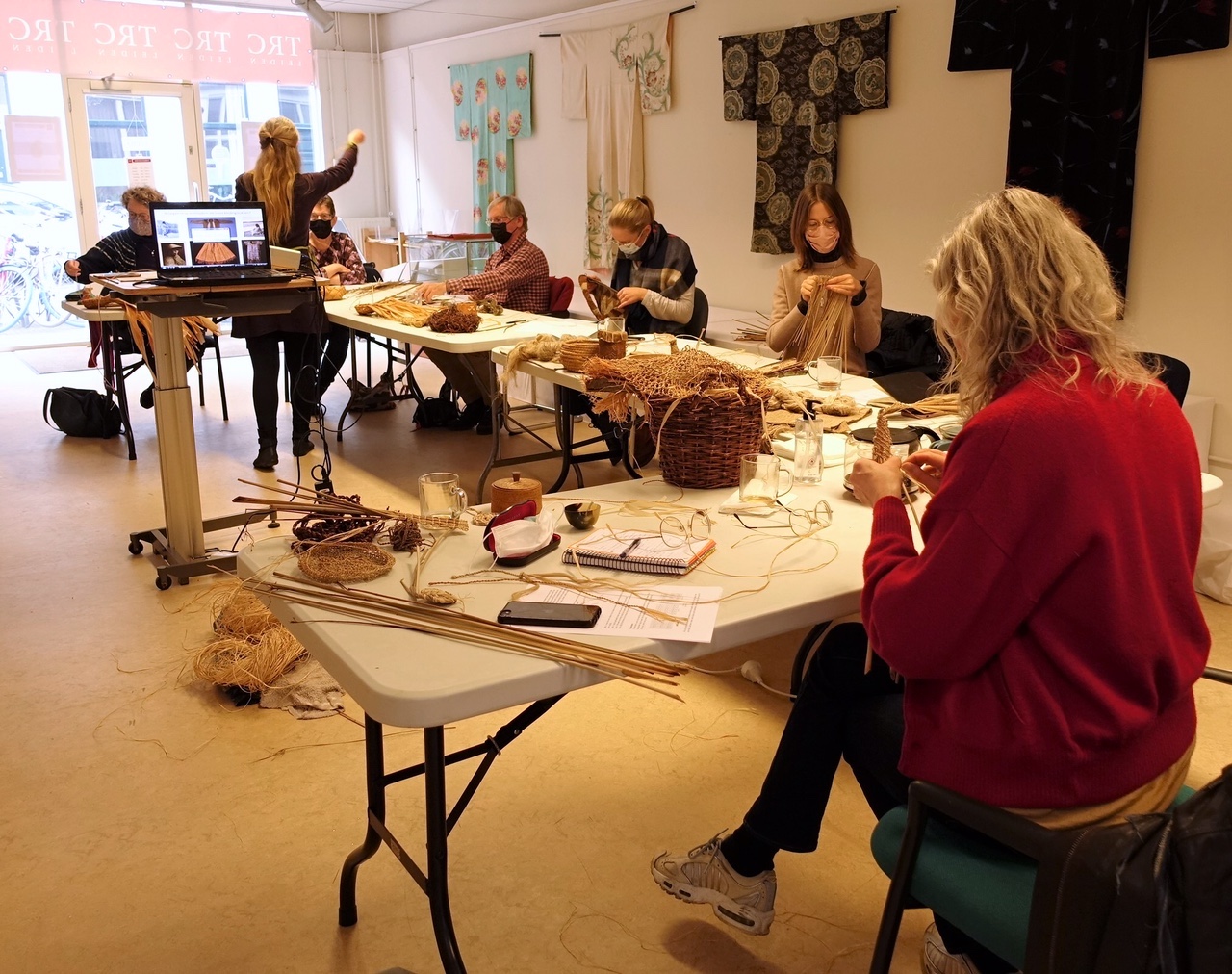 De eerste workshop van het jaar, woensdag 19 januari, in de tentoonstellingsruimte van het TRC. Voor de komende maanden zal de TRC galerij worden gebruikt voor workshops en cursussen. Langs de wanden worden voorwerpen uit dde TRC collectie getoond.