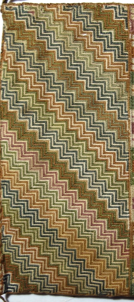 Pattern 3: Diagonal rows of zig-zags. Photograph by author.