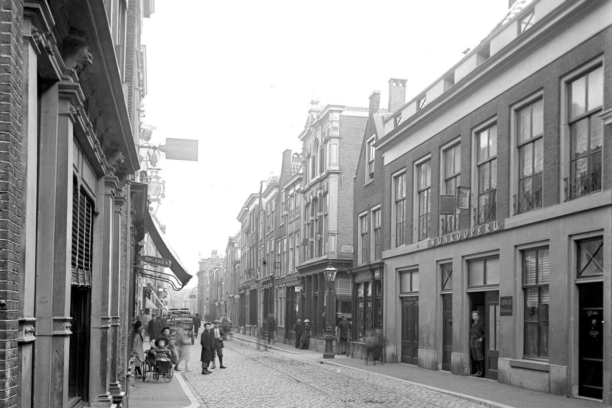 The Hogewoerd in Leiden around 1900. This is also the street where the TRC is established. Lucia Maria Snarenberg lived here when she married on 2 September 1780 to Johannes Giebe, in the Roman Catholic Le Père ('De Zon') church along the Haarlemmerstraat. Photograph Stichting Diogenes, Leiden.