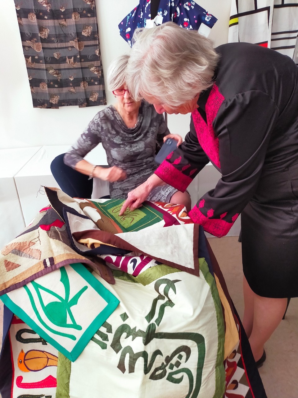 Touching textiles at the TRC: Workshop on the appliqués from the Street of the Tentmakers, Cairo, Egypt, early 2022.