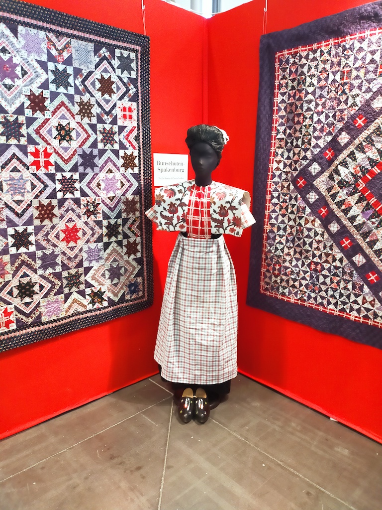 Bunschoten-Spakenburg mannequin between two quilts with Dutch-inspired designs. Nantes, April 2023