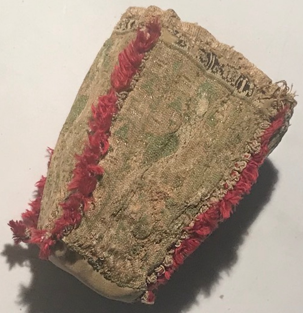 Medieval knitted bag in silk and metal thread (Sens Museum, B323, 13th century).