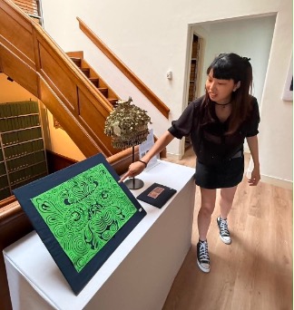 Fig. 7. Author explaining items in the exhibition to students. Photograph by Han Chun, Hsieh.