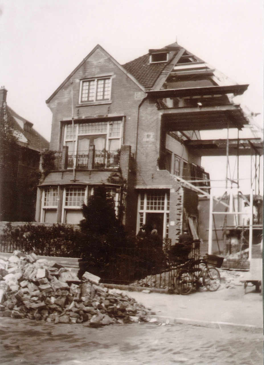 Fig. 5. The house being expanded, 1926. Photograph public domain.