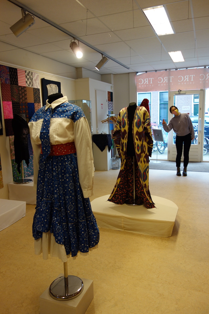 And with more paisley to come! In the background Tchi Ridley, one of the Leiden MA students.