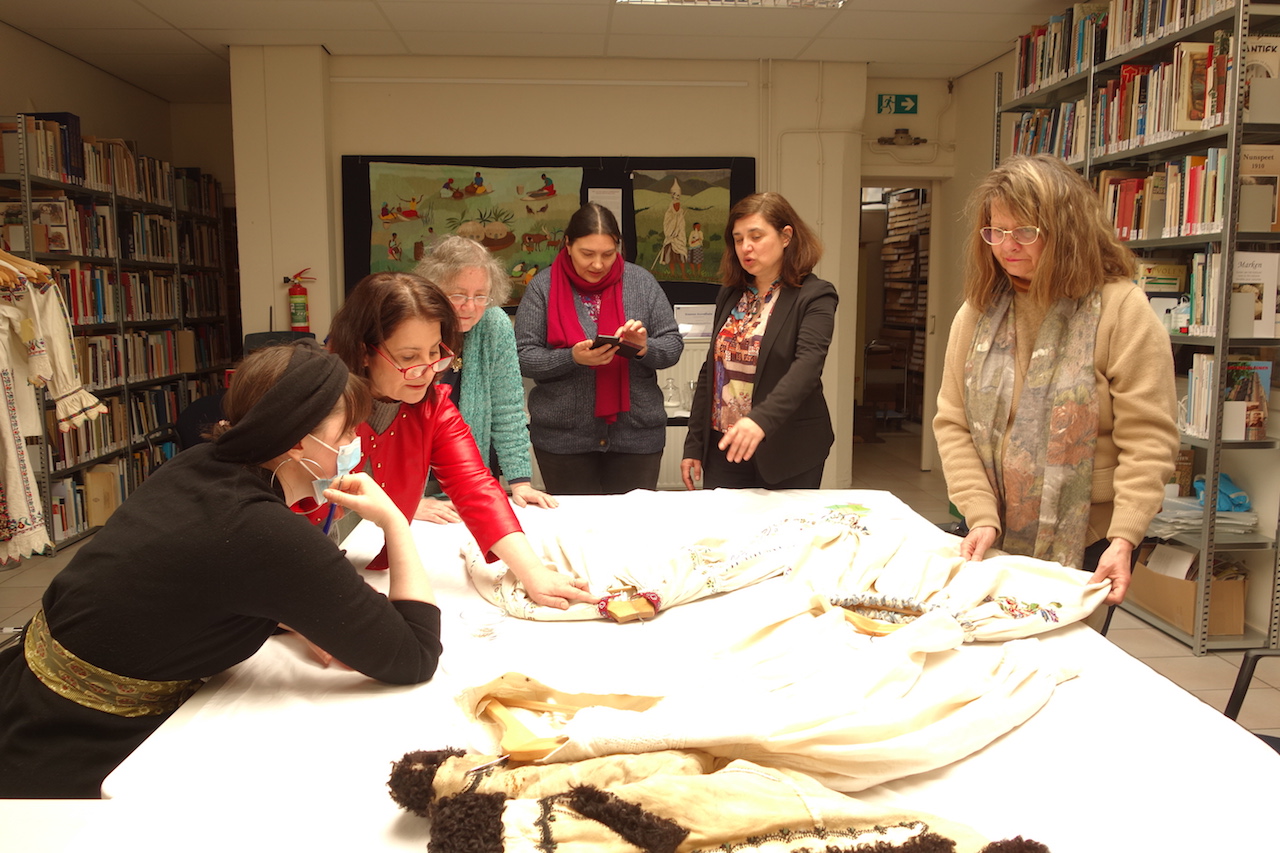 Discussing Romanian emboideries with a group of specialists, 2 April 2022 (photograph Maria Linkogle).