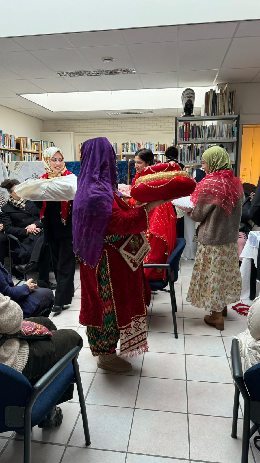 Vrouwen gaan rond de aanstaande bruid.