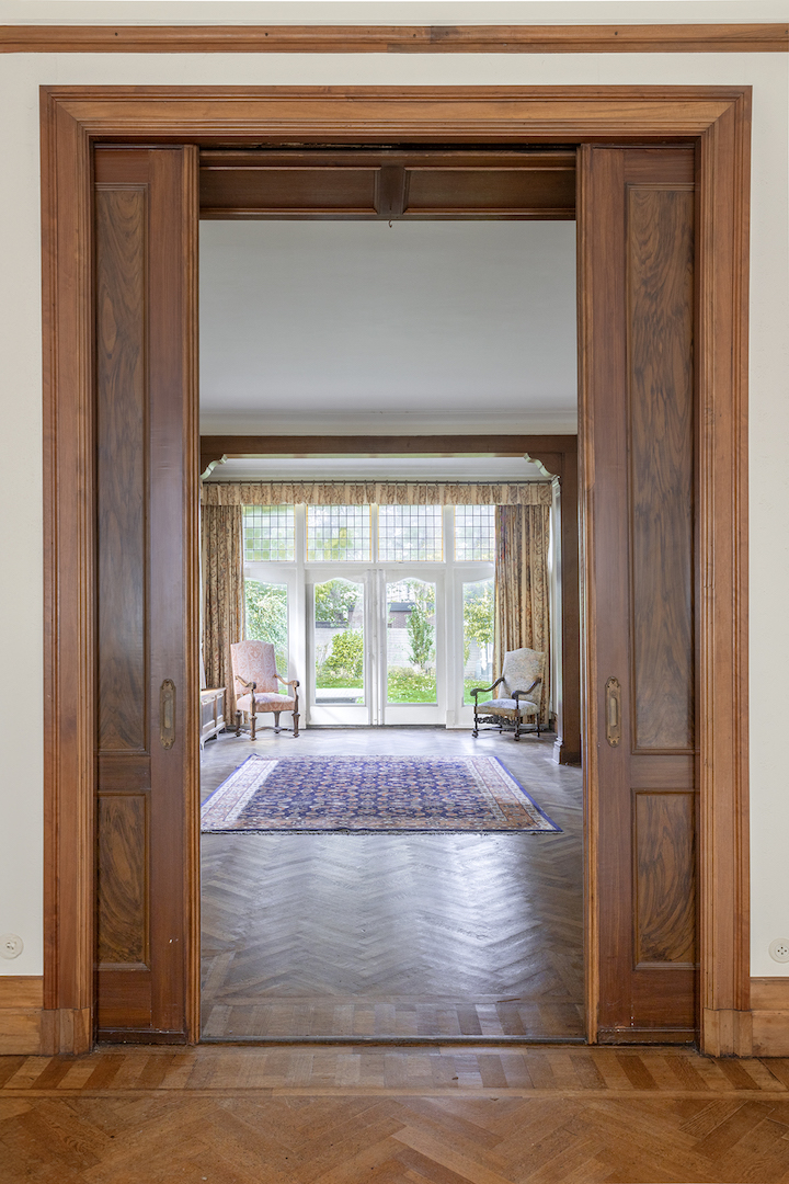 Fig. 18. The ground floor rooms at Boerhaavelaan 6, looking through the sitting room to the dining room. Photograph courtesy Monumentenbezit.