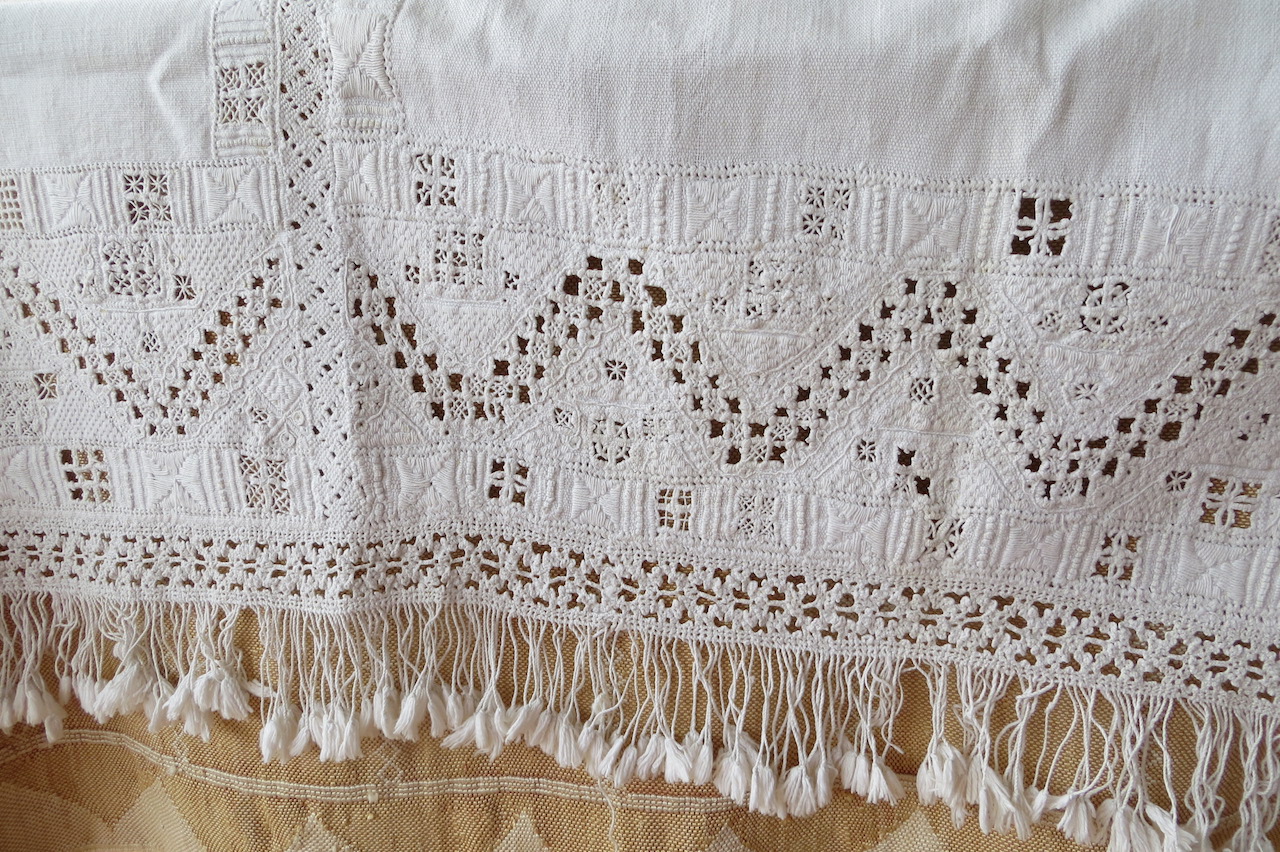 Ill. 1. Tasseled short edge of Lefkara lace cloth from Cyprus, 19th century (TRC 2021.2068). In the centre is the insert between the two lengths that make up the complete cloth