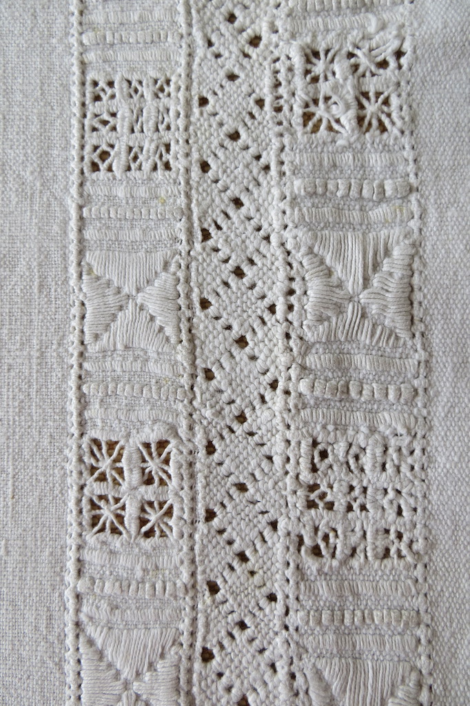 Ill. 3. Central insert of the Lefkara lace cloth from Cyprus, 19th century (TRC 2021.2068). The insert is indicated in red in the schematic drawing.