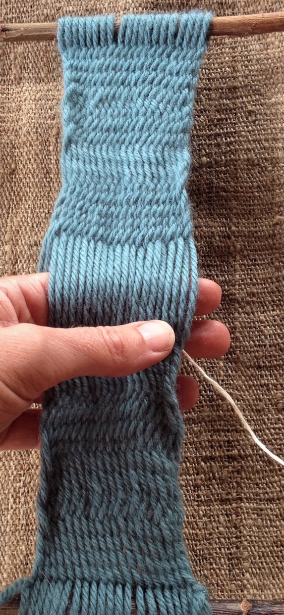 Het vlechten van een stukje Egyptisch vlechtwerk (sprang). Foto: Dorothee Olthof.