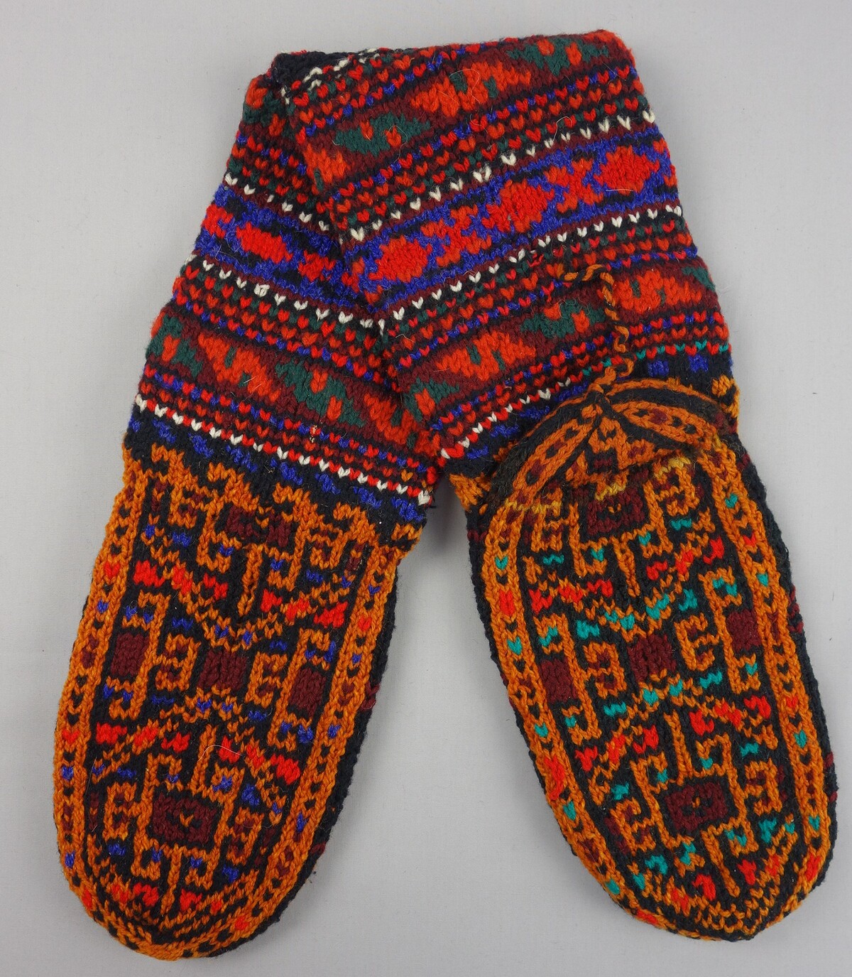 Woollen Turkmen socks from Iran, 1999, TRC 1999.0130a-b.